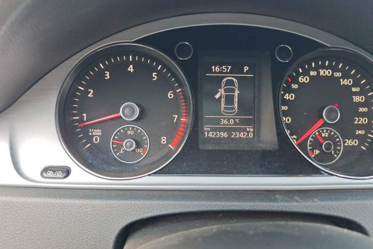 Used Volkswagen Magotan 2015 1.8TSI Advanced Model Odometer Close Up