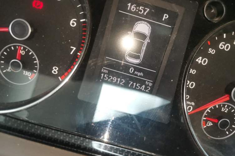 Used Volkswagen Magotan 2015 1.8TSI Luxury Model Odometer Close Up