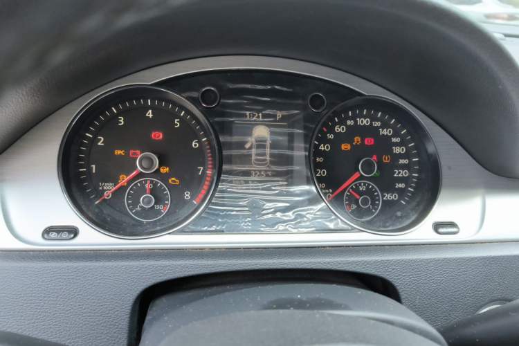 Used Volkswagen Magotan 2015 1.8TSI Advanced Model Odometer Close Up