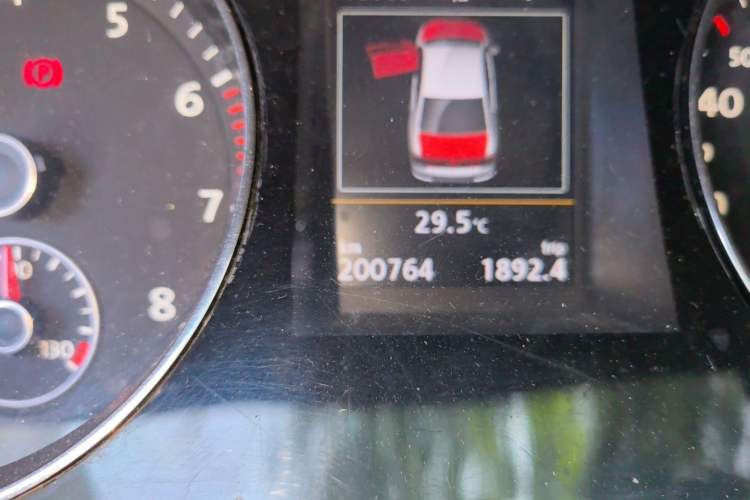 Used Volkswagen Magotan 2015 2.0 TSI Prestige Model Odometer Close Up