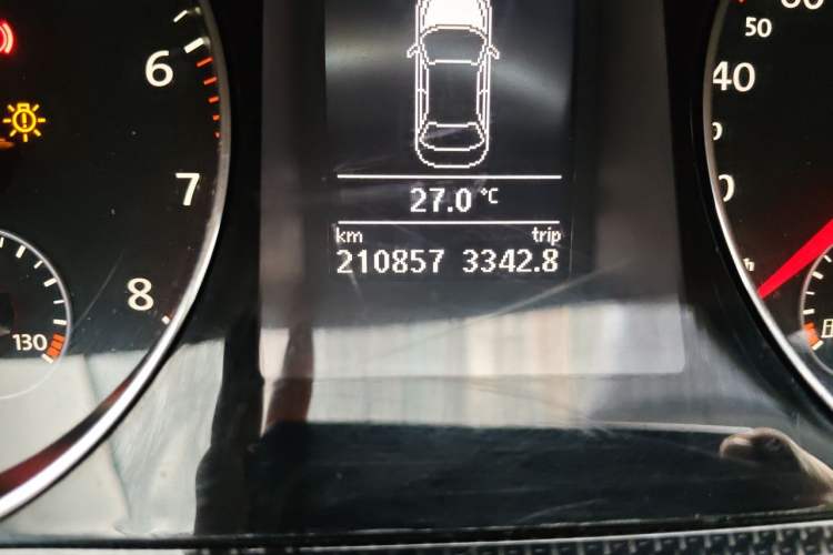 Used Volkswagen Magotan 2015 Revised Version 2.0 TSI Luxury Edition Odometer Close Up