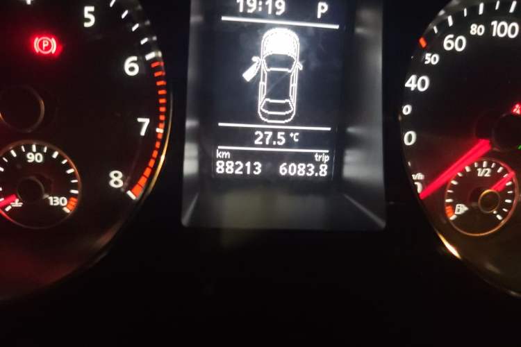 Used Volkswagen Magotan 2015 Facelift 1.8TSI Luxury Model Odometer Close Up