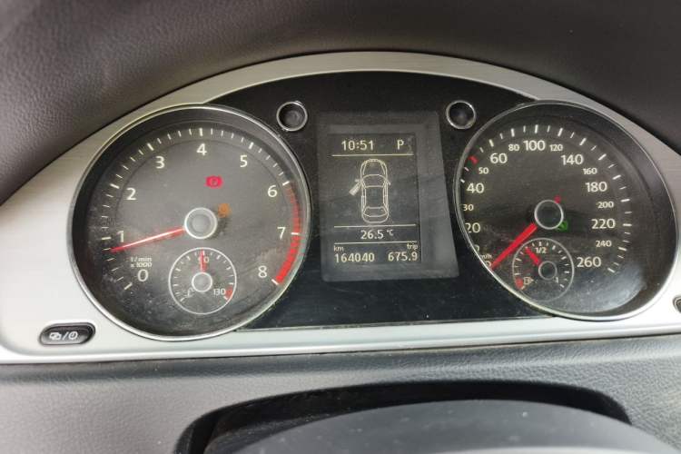 Used Volkswagen Magotan 2015 1.8TSI Advanced Model Odometer Close Up
