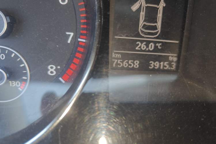 Used Volkswagen Magotan 2015 Facelift 1.8TSI Luxury Model Odometer Close Up