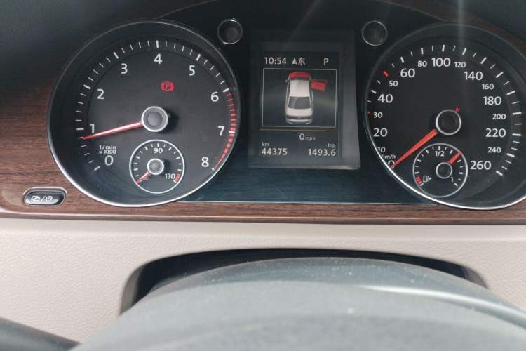 Used Volkswagen Magotan 2015 1.8TSI Prestige Model Odometer Close Up