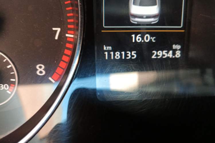 Used Volkswagen Magotan 2015 2.0 TSI Prestige Model Odometer Close Up