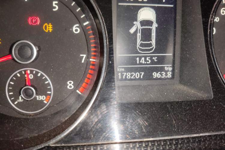 Used Volkswagen Magotan 2015 1.8TSI Luxury Model Odometer Close Up