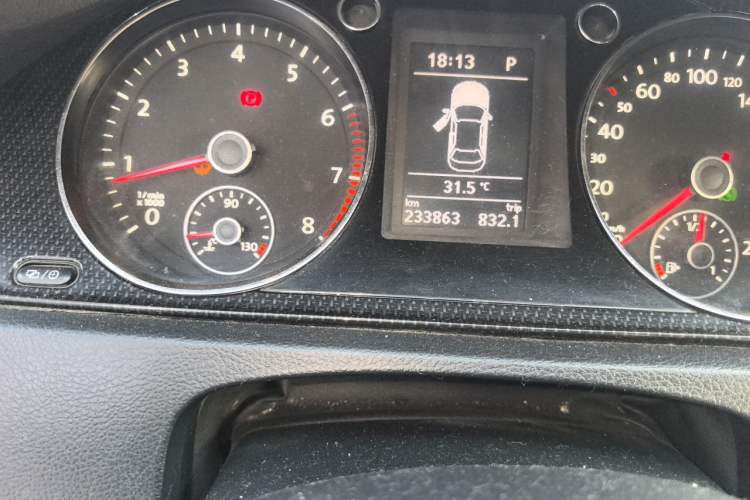 Used Volkswagen Magotan 2015 Facelift 1.8TSI Luxury Model Odometer Close Up
