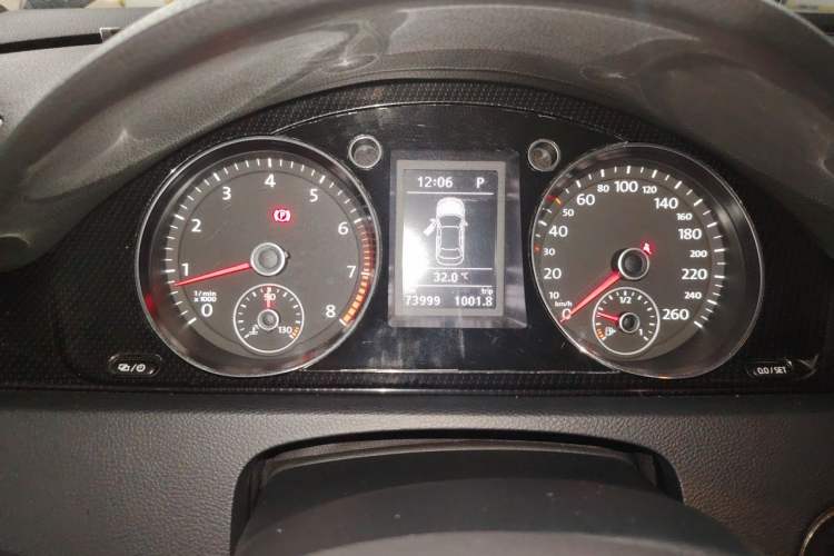 Used Volkswagen Magotan 2015 Facelift 1.8TSI Luxury Model Odometer Close Up