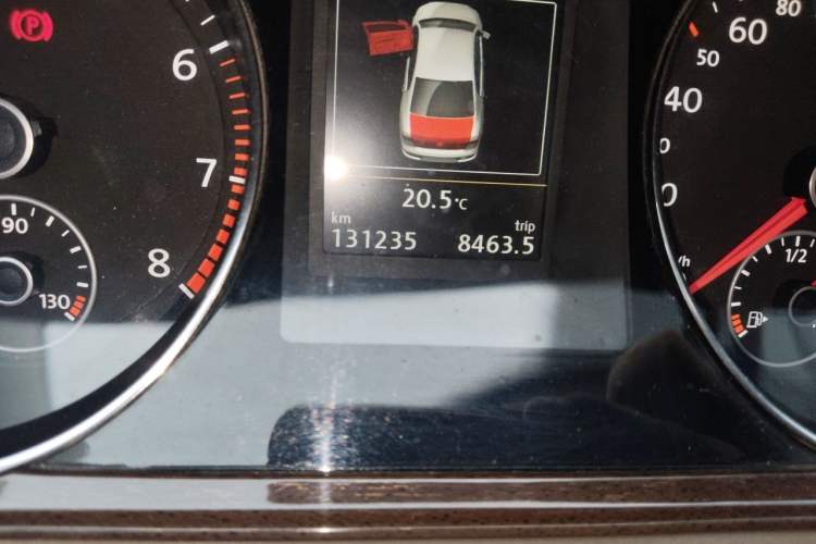 Used Volkswagen Magotan 2015 1.8TSI Prestige Model Odometer Close Up