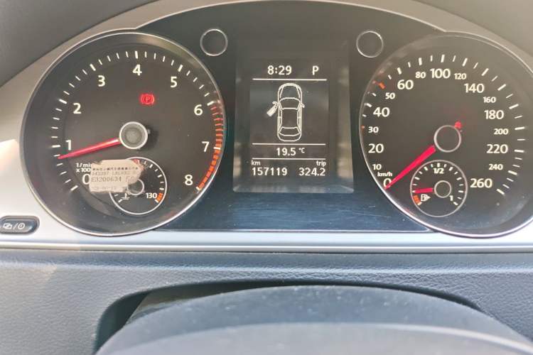 Used Volkswagen Magotan 2015 1.8TSI Advanced Model Odometer Close Up