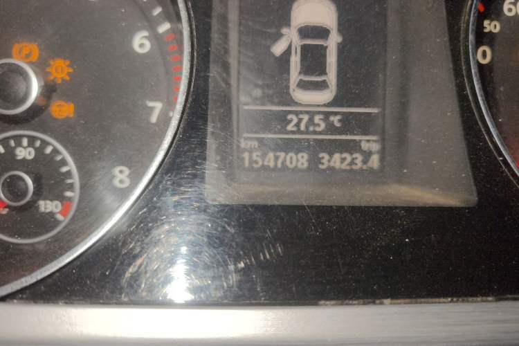 Used Volkswagen Magotan 2015 1.8TSI Advanced Model Odometer Close Up