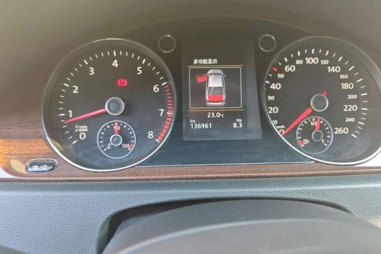 Used Volkswagen Magotan 2015 Revised Version 2.0 TSI Prestige Edition Odometer Close Up
