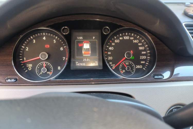 Used Volkswagen Magotan 2015 2.0 TSI Prestige Model Odometer Close Up