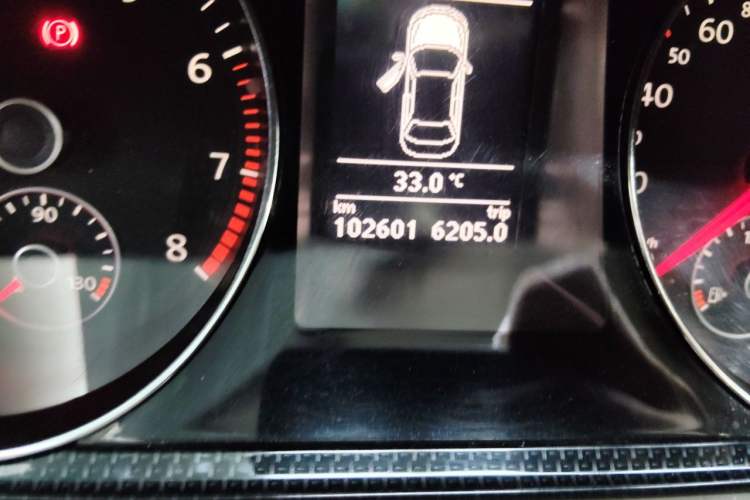 Used Volkswagen Magotan 2015 1.8TSI Luxury Model Odometer Close Up