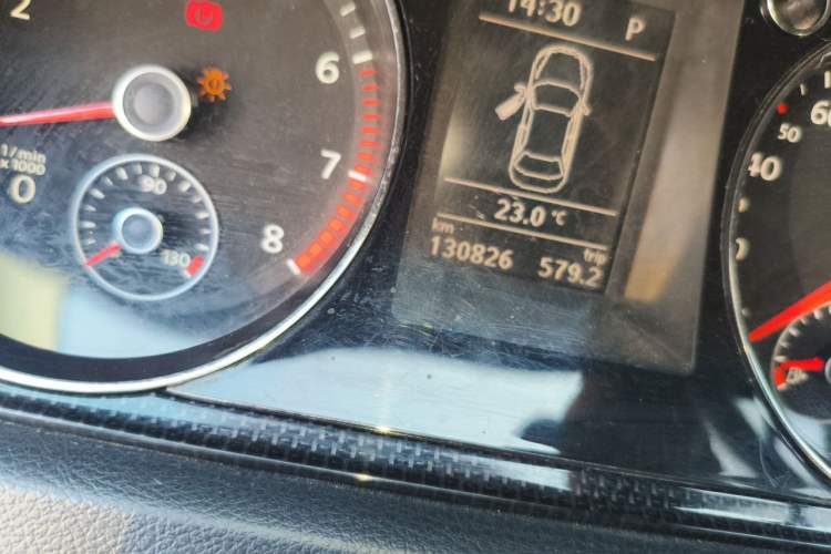 Used Volkswagen Magotan 2015 1.8TSI Luxury Model Odometer Close Up