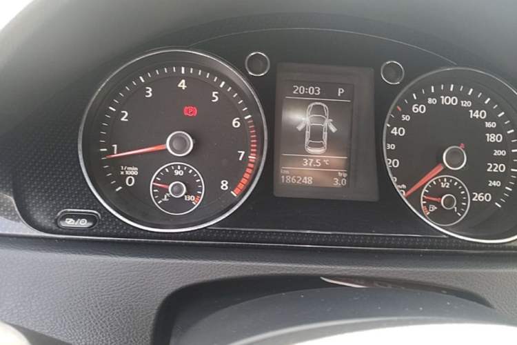 Used Volkswagen Magotan 2015 1.8TSI Luxury Model Odometer Close Up