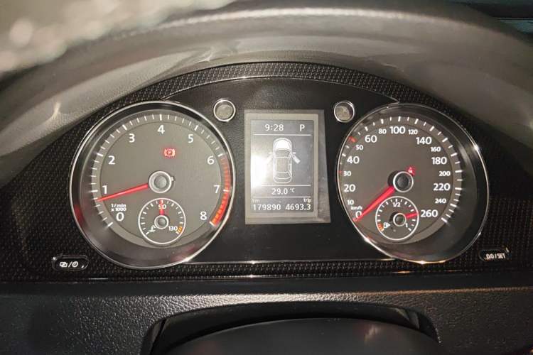 Used Volkswagen Magotan 2015 1.8TSI Luxury Model Odometer Close Up