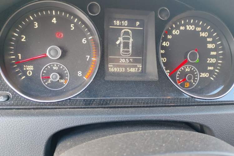 Used Volkswagen Magotan 2015 Revised Version 2.0 TSI Luxury Edition Odometer Close Up