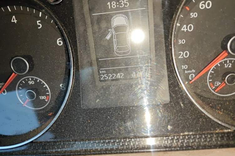 Used Volkswagen Magotan 2015 1.8TSI Luxury Model Odometer Close Up