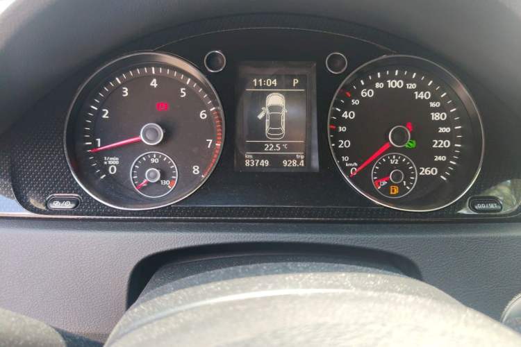 Used Volkswagen Magotan 2015 1.8TSI Luxury Model Odometer Close Up