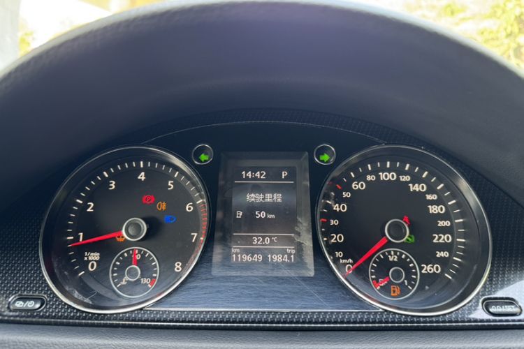 Used Volkswagen Magotan 2015 1.8TSI Luxury Model Odometer Close Up