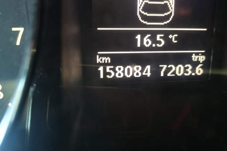 Used Volkswagen Magotan 2015 1.8TSI Advanced Model Odometer Close Up