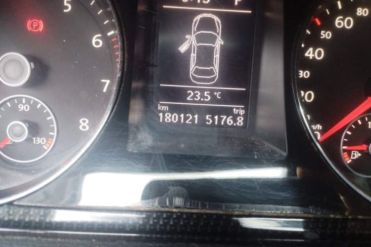 Used Volkswagen Magotan 2015 Facelift 1.8TSI Luxury Model Odometer Close Up