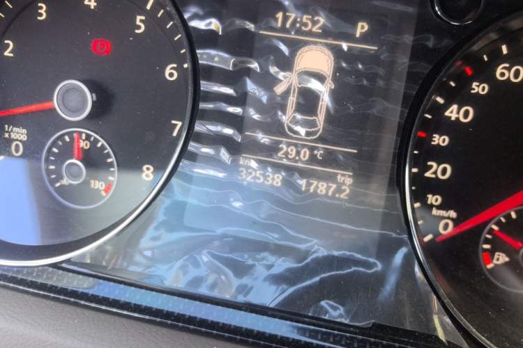 Used Volkswagen Magotan 2015 1.8TSI Luxury Model Odometer Close Up