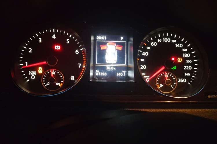 Used Volkswagen Magotan 2015 1.8TSI Prestige Model Odometer Close Up