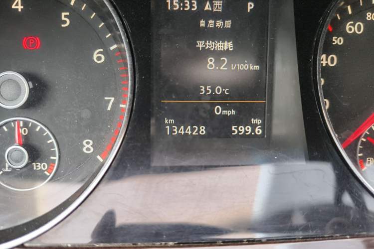 Used Volkswagen Magotan 2015 1.8TSI Prestige Model Odometer Close Up