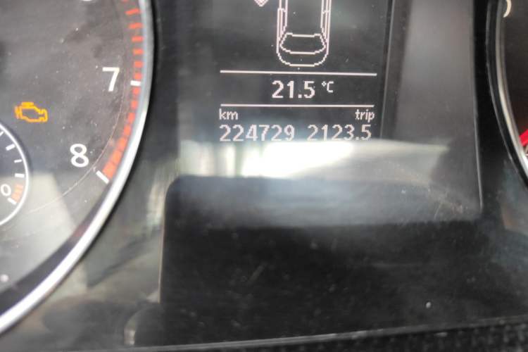 Used Volkswagen Magotan 2015 Facelift 1.8TSI Luxury Model Odometer Close Up