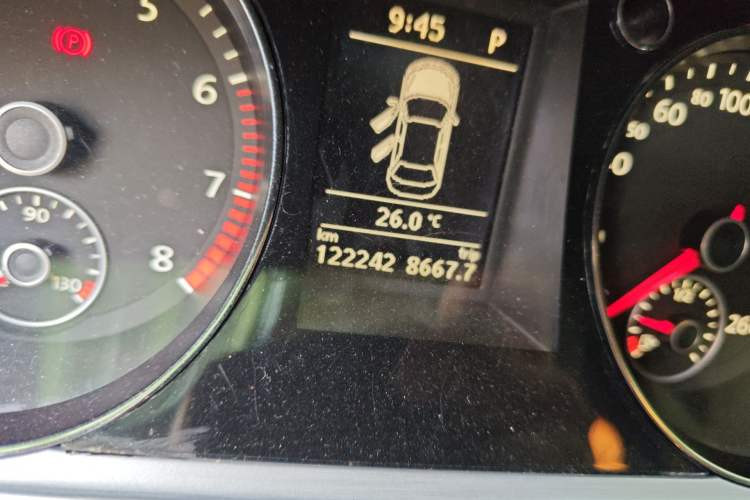 Used Volkswagen Magotan 2015 1.8TSI Advanced Model Odometer Close Up