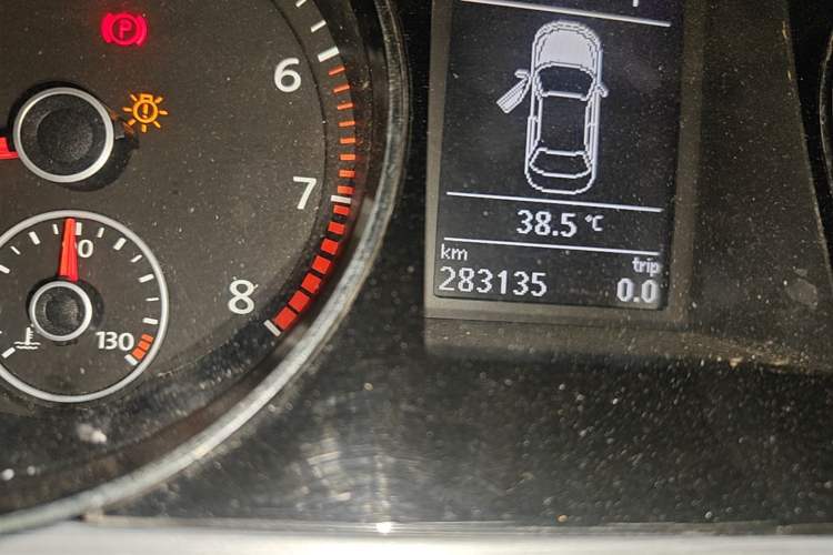 Used Volkswagen Magotan 2015 1.8TSI Advanced Model Odometer Close Up