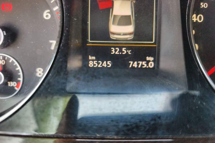 Used Volkswagen Magotan 2015 Revised Version 2.0 TSI Prestige Edition Odometer Close Up