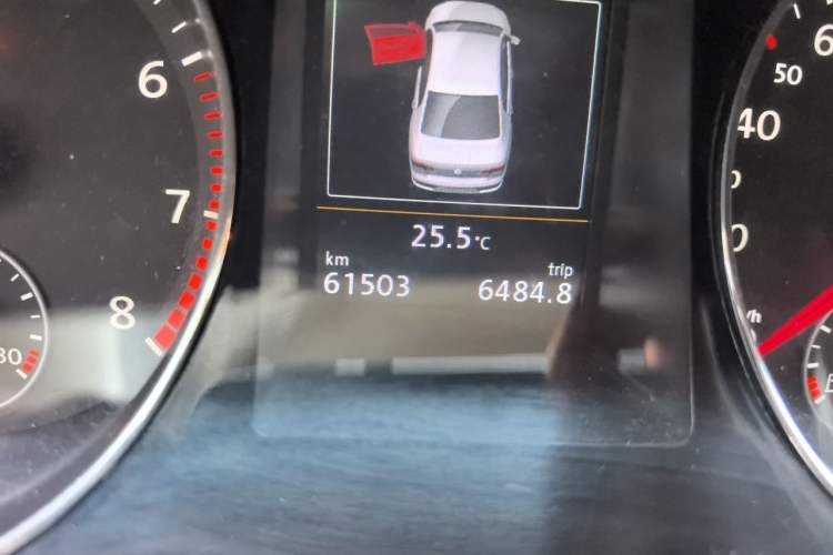 Used Volkswagen Magotan 2015 2.0 TSI Prestige Model Odometer Close Up