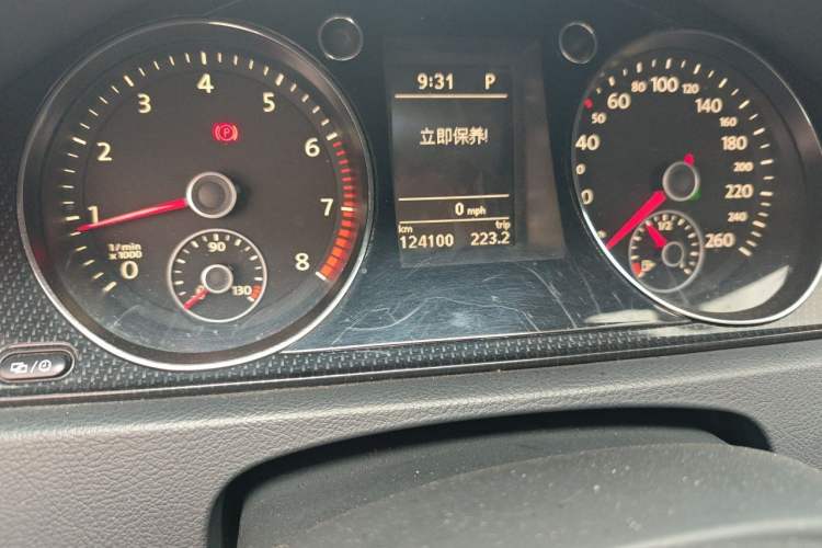 Used Volkswagen Magotan 2015 1.8TSI Luxury Model Odometer Close Up