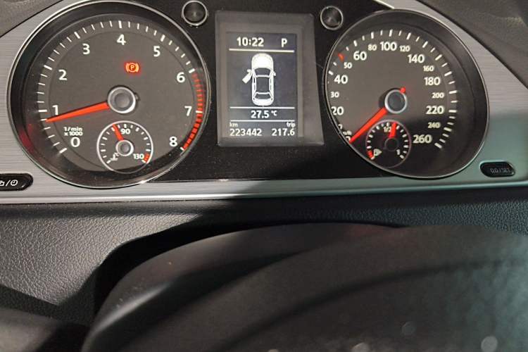 Used Volkswagen Magotan 2015 1.8TSI Advanced Model Odometer Close Up
