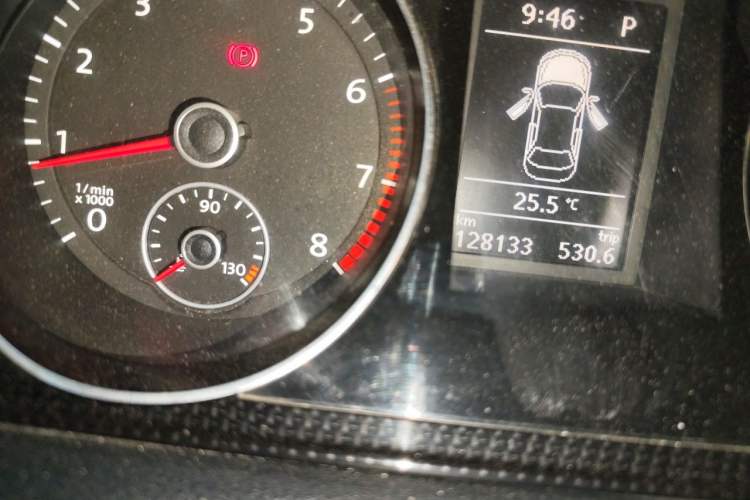 Used Volkswagen Magotan 2015 1.8TSI Luxury Model Odometer Close Up
