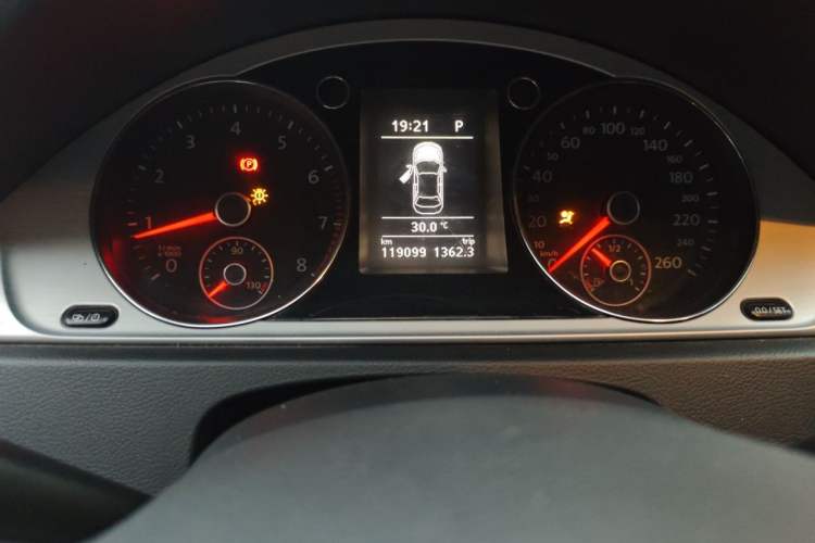 Used Volkswagen Magotan 2015 1.8TSI Advanced Model Odometer Close Up