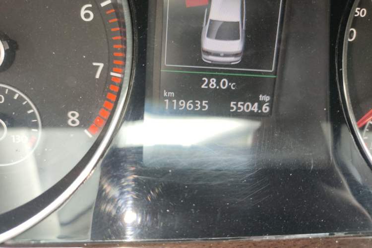 Used Volkswagen Magotan 2015 1.8TSI Prestige Model Odometer Close Up