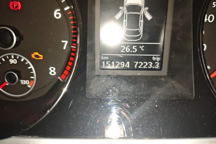 Used Volkswagen Magotan 2015 1.8TSI Advanced Model Odometer Close Up