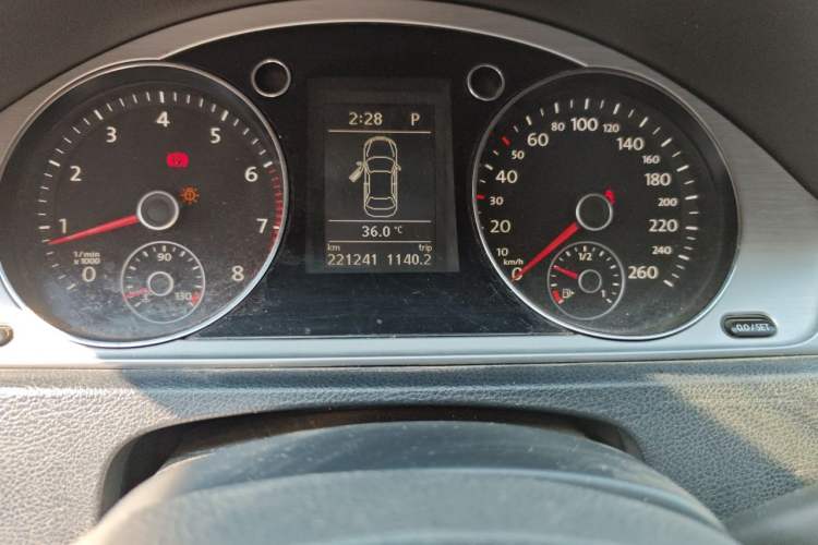 Used Volkswagen Magotan 2015 1.8TSI Advanced Model Odometer Close Up