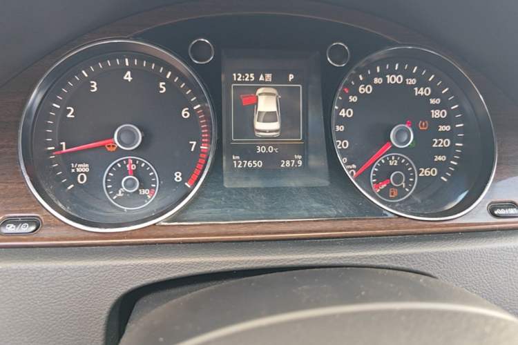 Used Volkswagen Magotan 2015 2.0 TSI Prestige Model Odometer Close Up