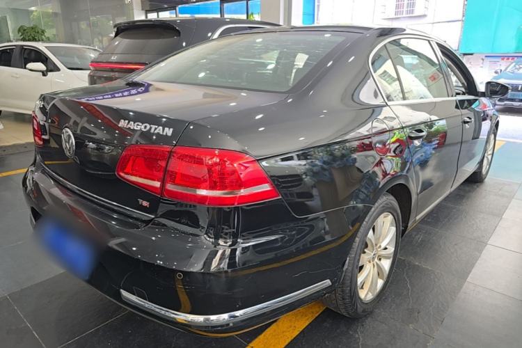 Used Volkswagen Magotan 2015 Facelift 1.8TSI Luxury Model Rear Right 45 Deg