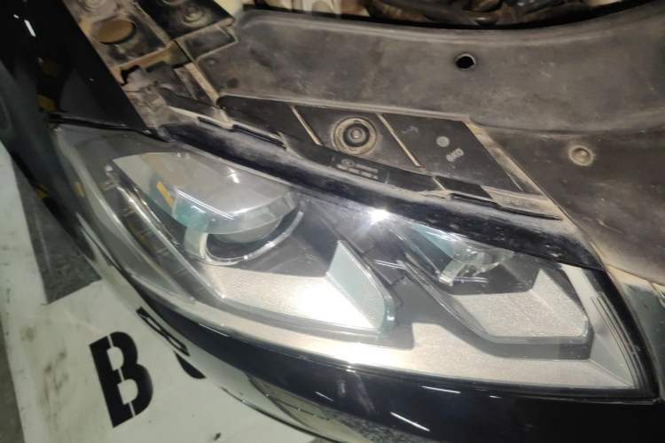 Used Volkswagen Magotan 2015 Revised Version 2.0 TSI Luxury Edition Right Front Headlight