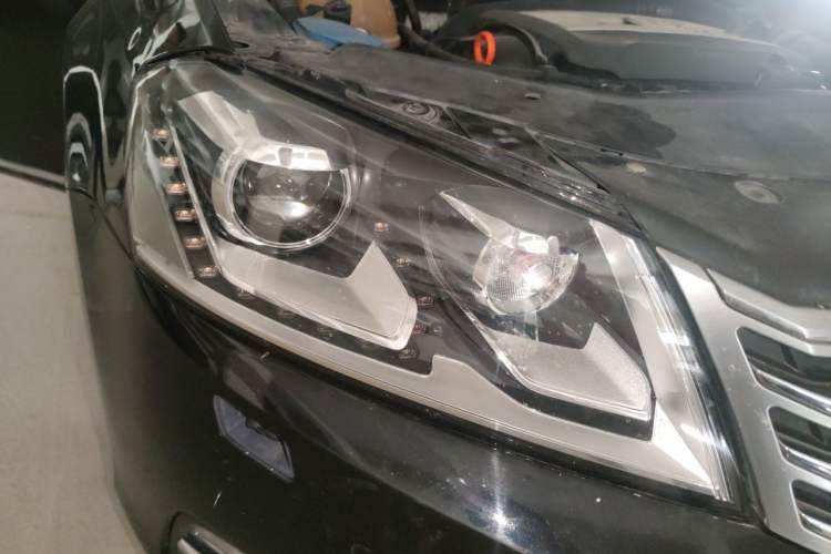 Used Volkswagen Magotan 2015 2.0 TSI Luxury Model Right Front Headlight