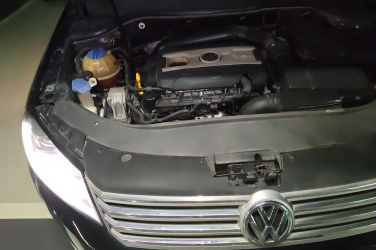 Used Volkswagen Magotan 2015 Facelift 1.8TSI Luxury Model Right Front Headlight