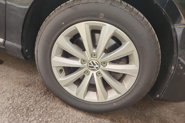 Used Volkswagen Magotan 2015 1.8TSI Luxury Model Right Front Wheel Hub