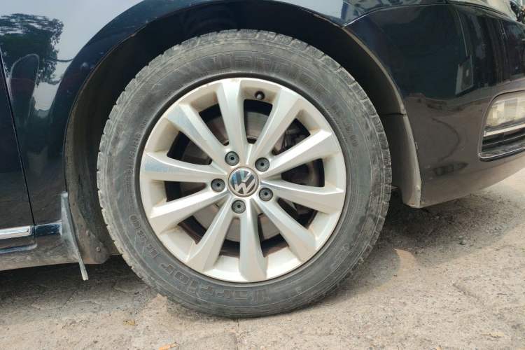 Used Volkswagen Magotan 2015 1.8TSI Comfort Model Right Front Wheel Hub